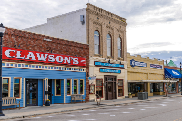 Exterior shot of Clawson's Restaurant in Beaufort NC